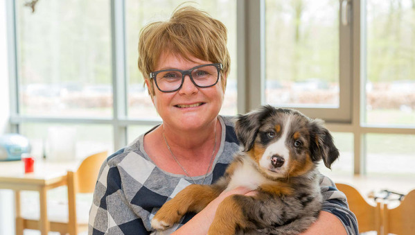 Frau Runau und Therapiehund Loki