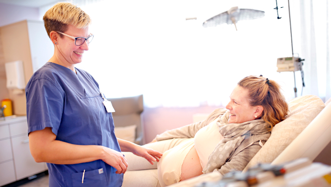 Hebamme mit werdender Mutter - Frauenklinik Klinikum Vest