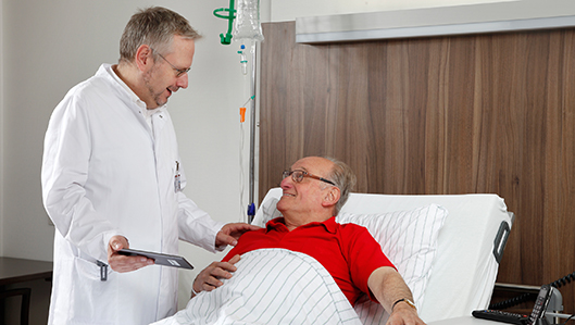 Dr. Marcus Rottmann im Gespräch mit einem Patienten