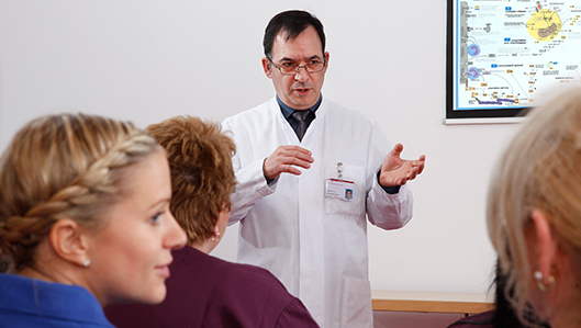 Vortrag Dr. Pedro Garcia, Leiter der Hygiene, bei einer Hygieneschulung.