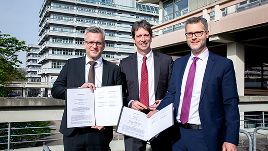 Hauptgeschäftsführer Stefan Aust (links) bei der Vertragsunterzeichung an der Ruhruniversität Bochum.