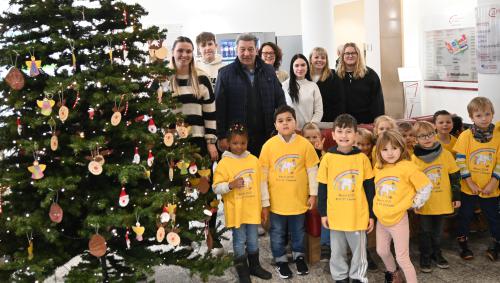 Maxi-Kinder schmücken Weihnachtsbaum im Knappschaftskrankenhaus